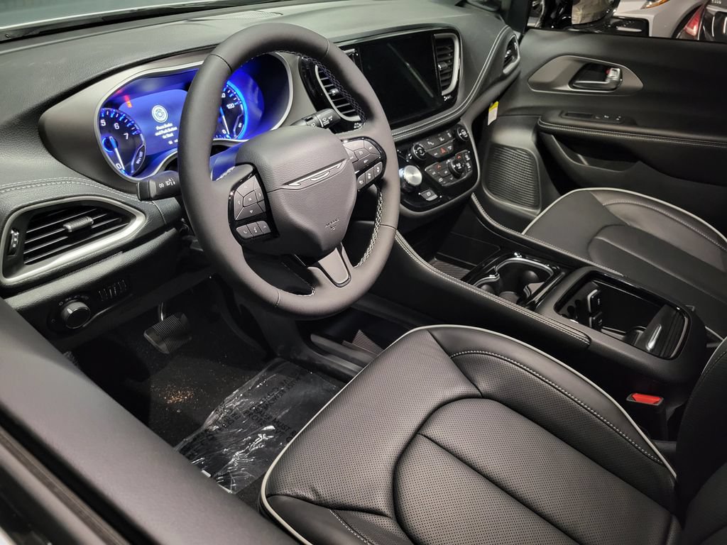 New 2027 Chrysler Pacifica Limited FWD image 3