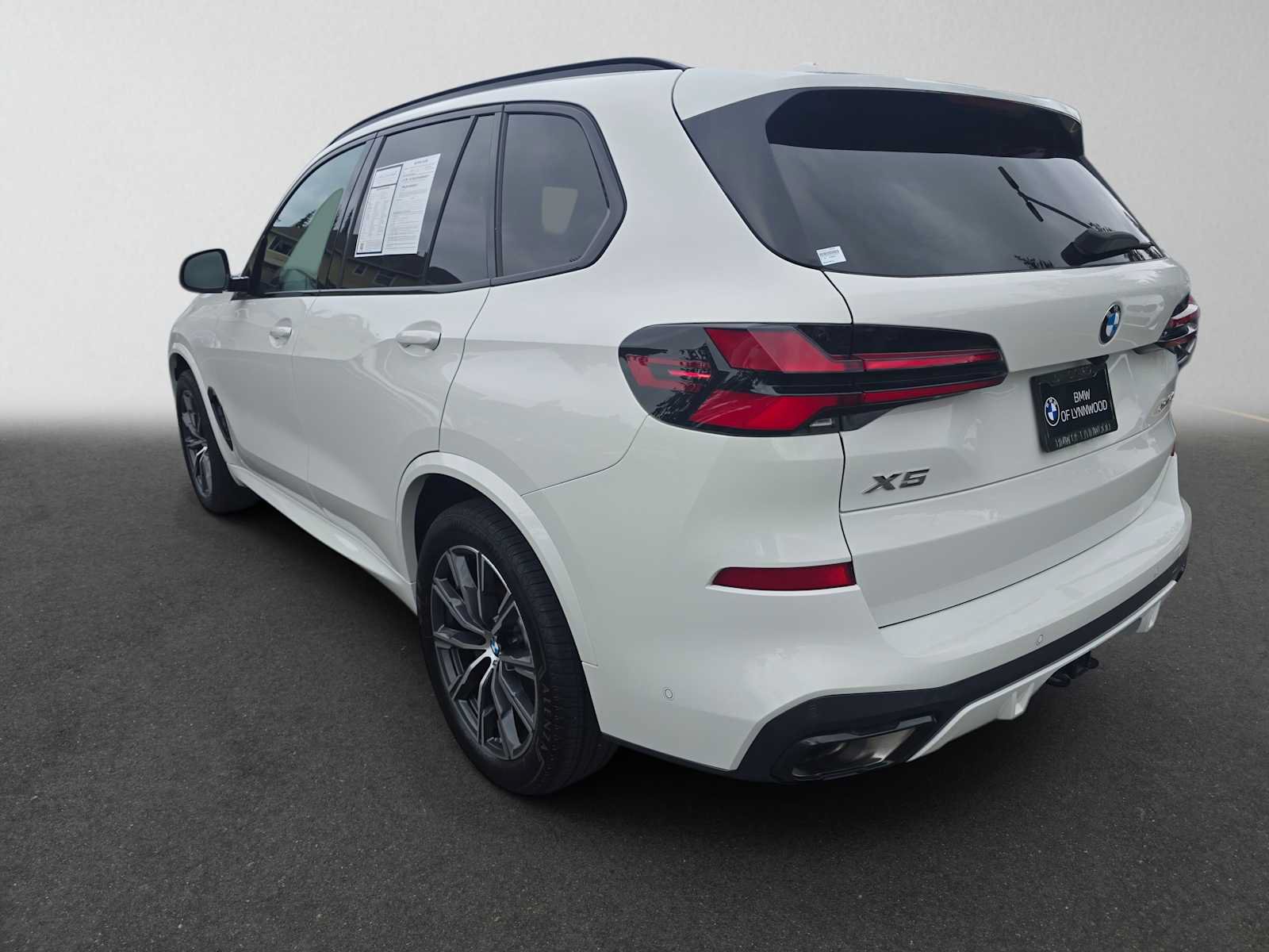 Used 2024 BMW X5 xDrive40i w/ M Sport Package AWD/4WD image 5