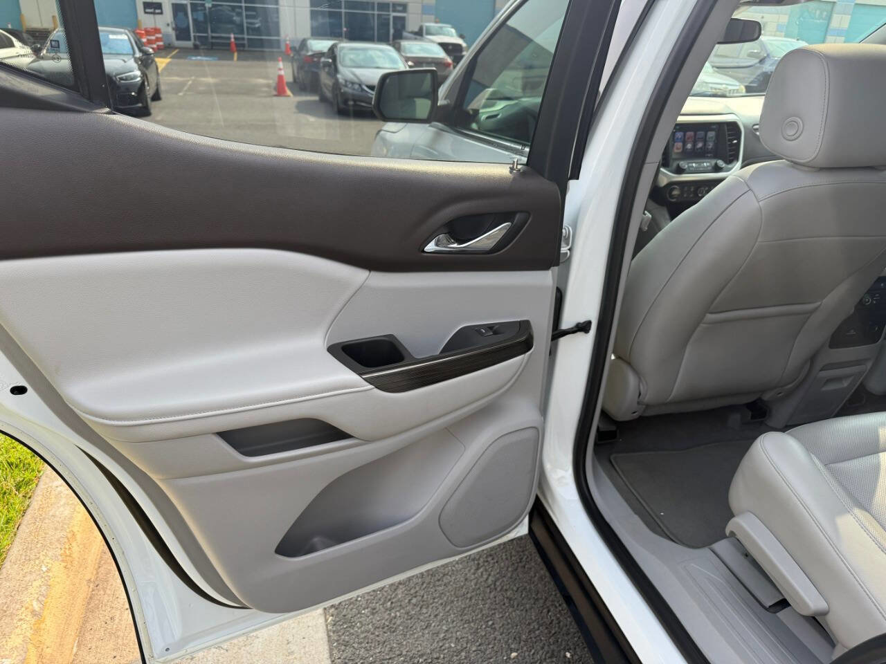 Used 2018 GMC Acadia SLT w/ LPO, Cargo Package image 35