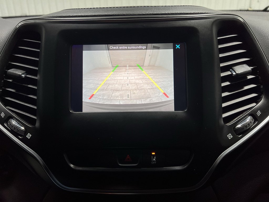 Used 2021 Jeep Cherokee Latitude w/ Mopar Interior Package image 12