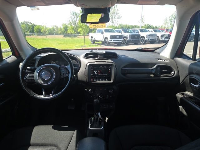 Used 2020 Jeep Renegade Altitude w/ UConnect 8.4 Nav Group FWD image 17