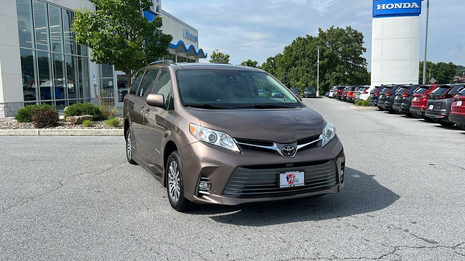 Used 2020 Toyota Sienna XLE w/ XLE Navigation Package FWD video 1
