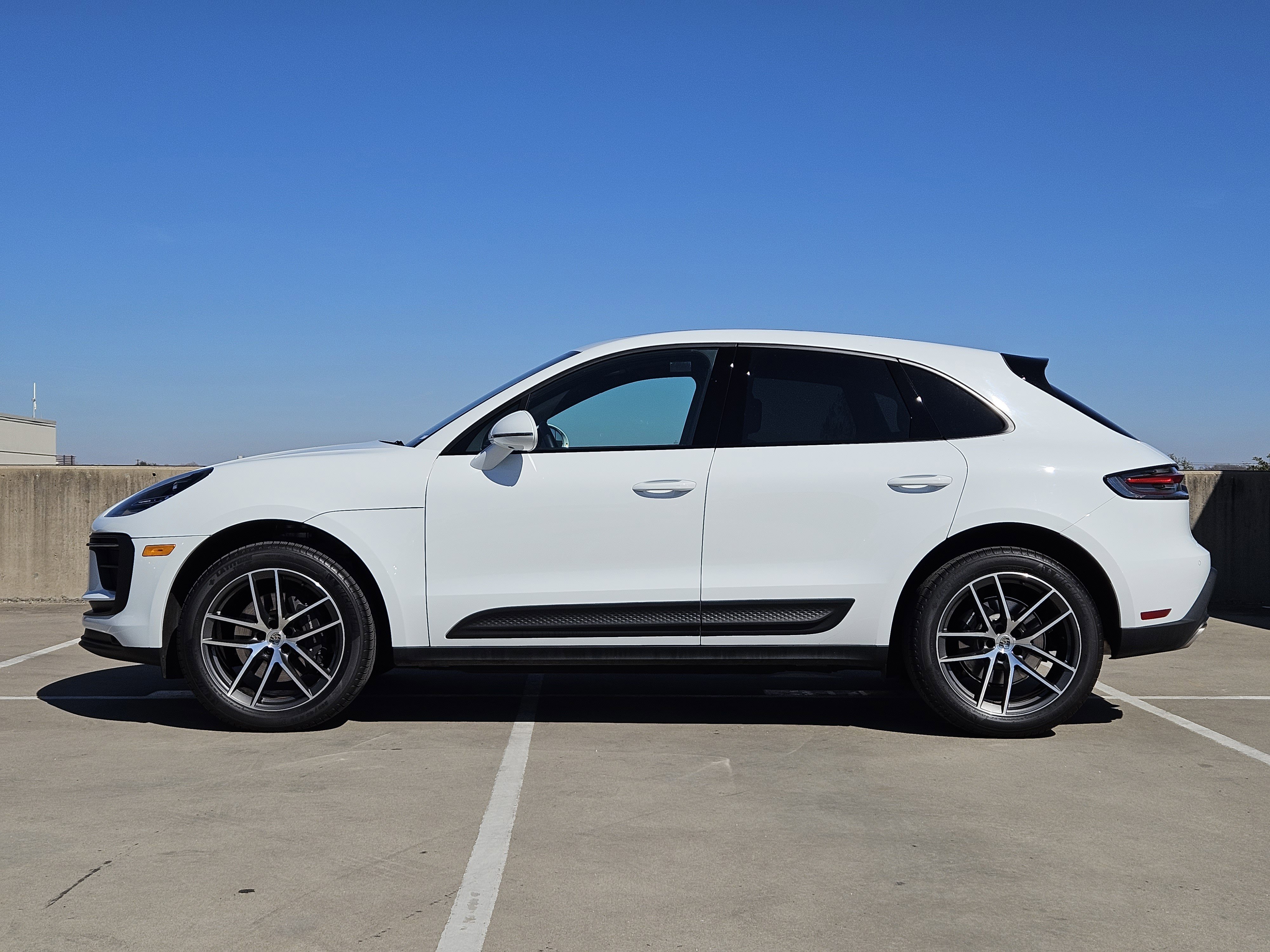 Certified 2025 Porsche Macan image 2