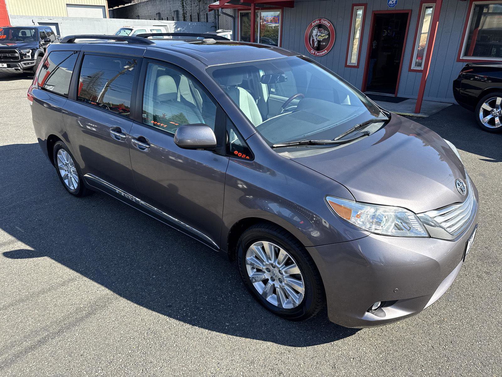 Used 2011 Toyota Sienna Limited image 8