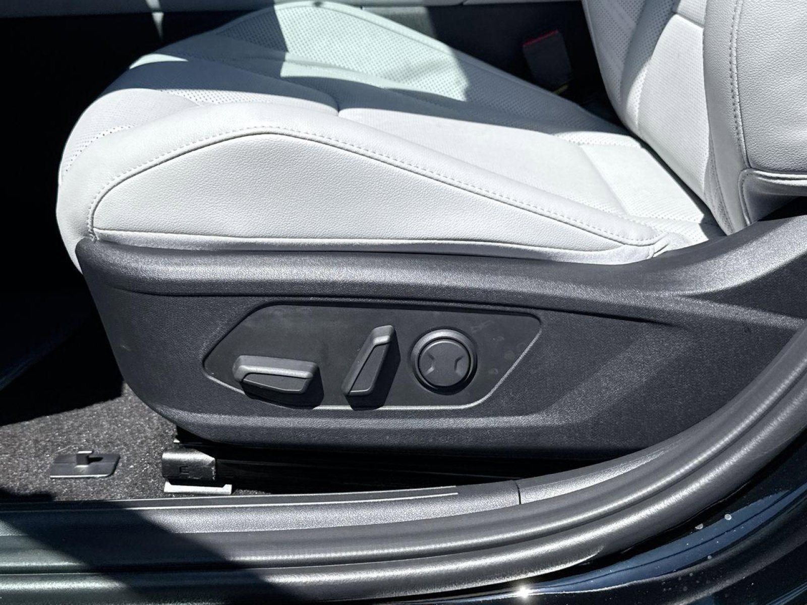 New 2025 Hyundai Elantra Limited image 14