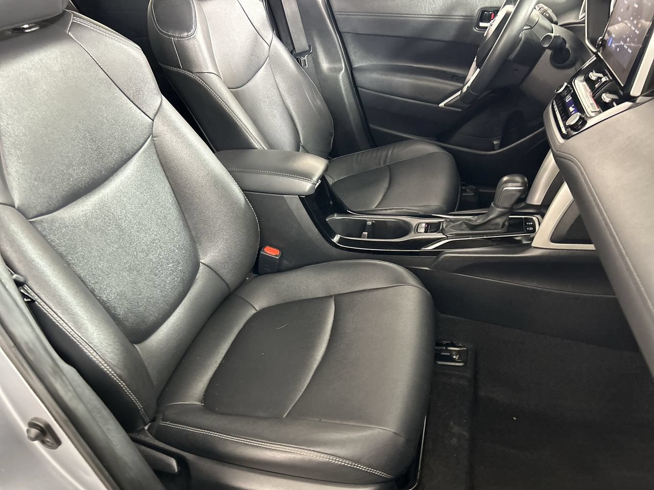 Used 2024 Toyota Corolla Cross XLE w/ Convenience Package FWD image 27