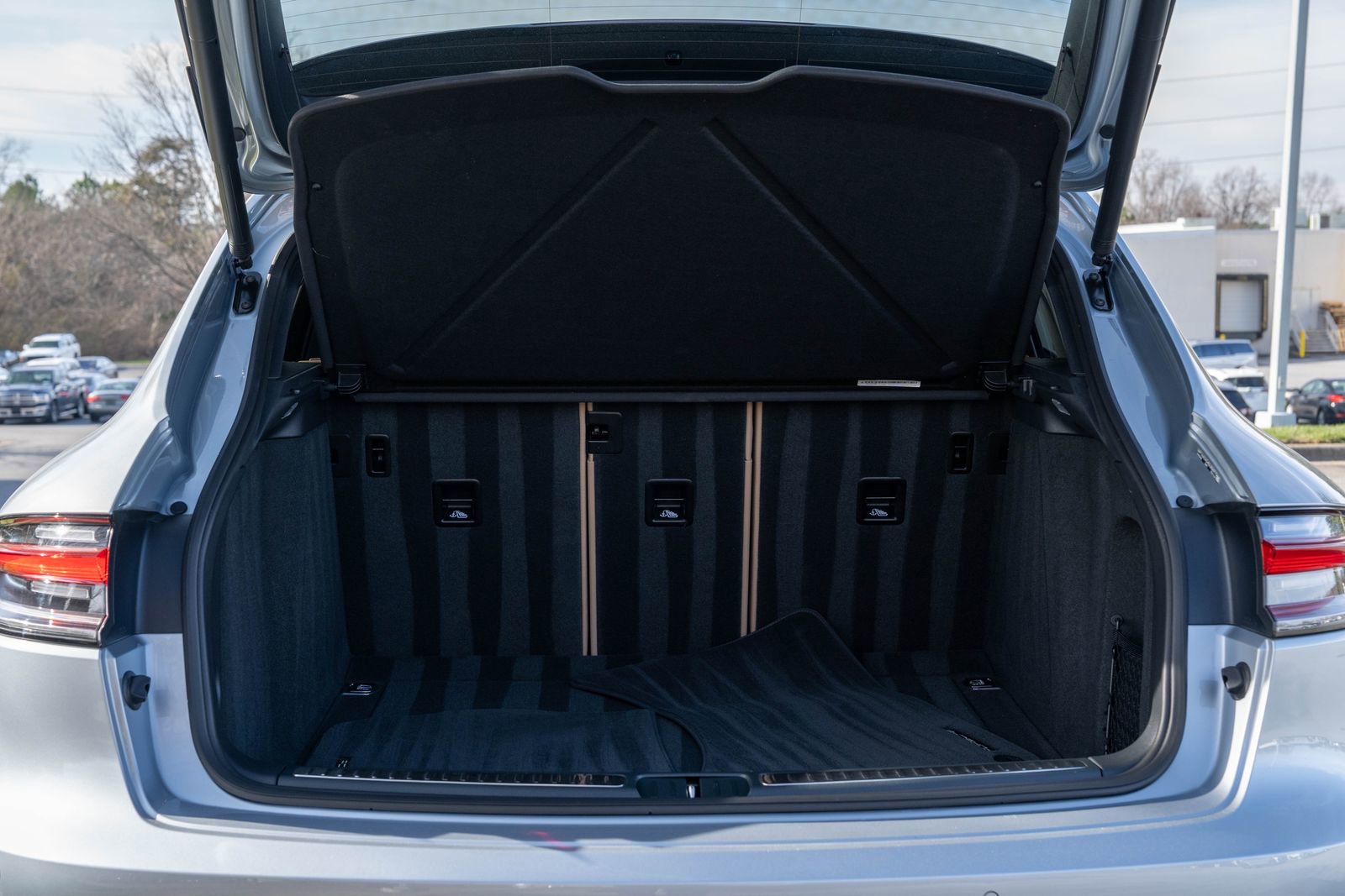 Certified 2025 Porsche Macan image 16