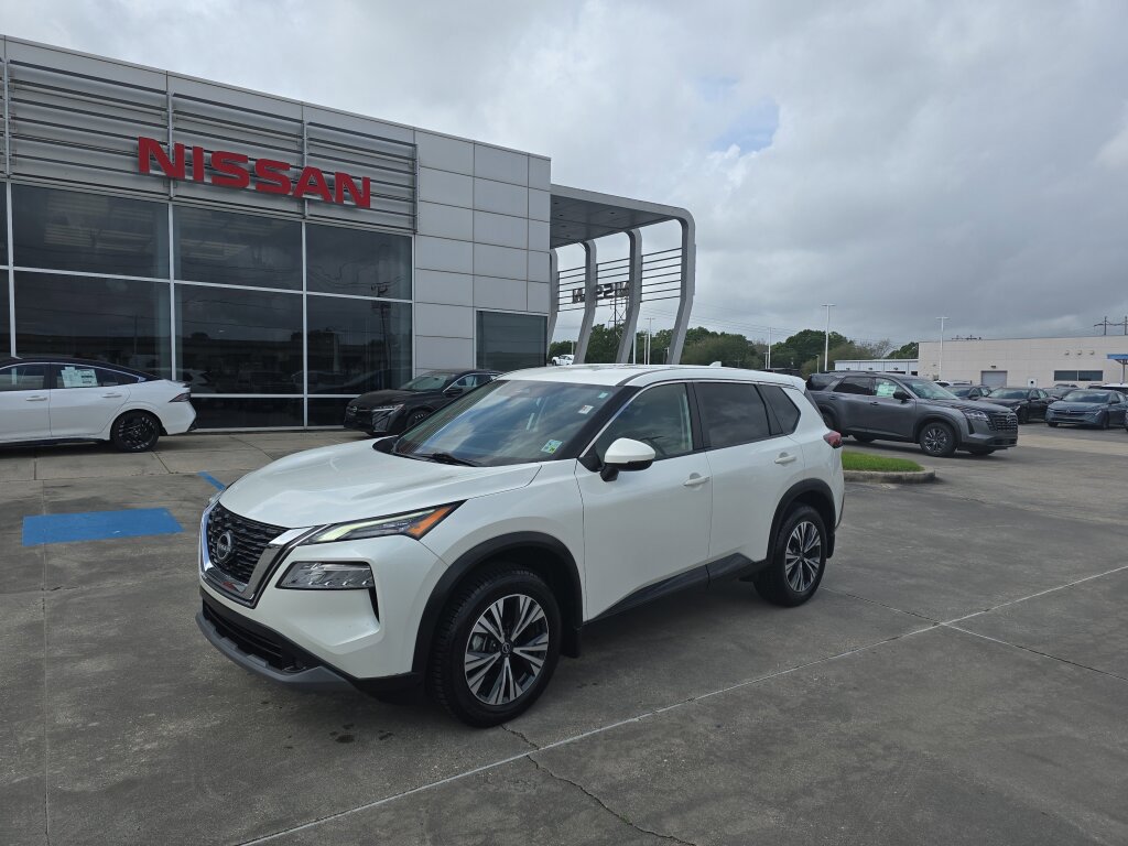 Used 2022 Nissan Rogue SV image 2