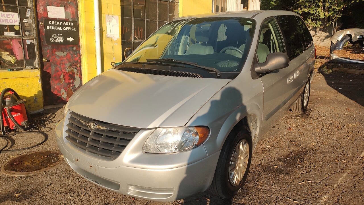 Used 2006 Chrysler Town & Country image 3