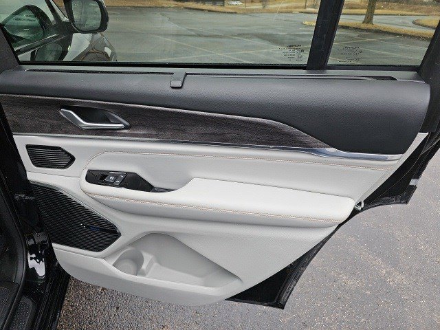 Used 2023 Jeep Grand Cherokee L Overland w/ Luxury Tech Group IV image 17