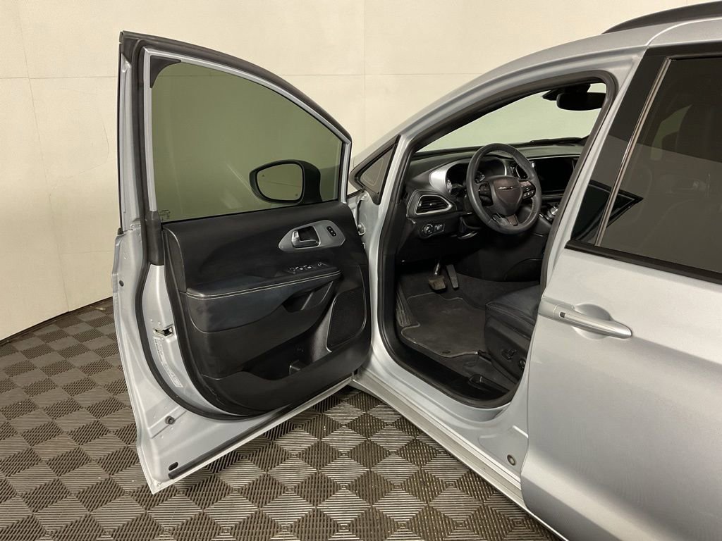 Used 2022 Chrysler Pacifica Touring-L w/ Uconnect Theater Family Group image 21