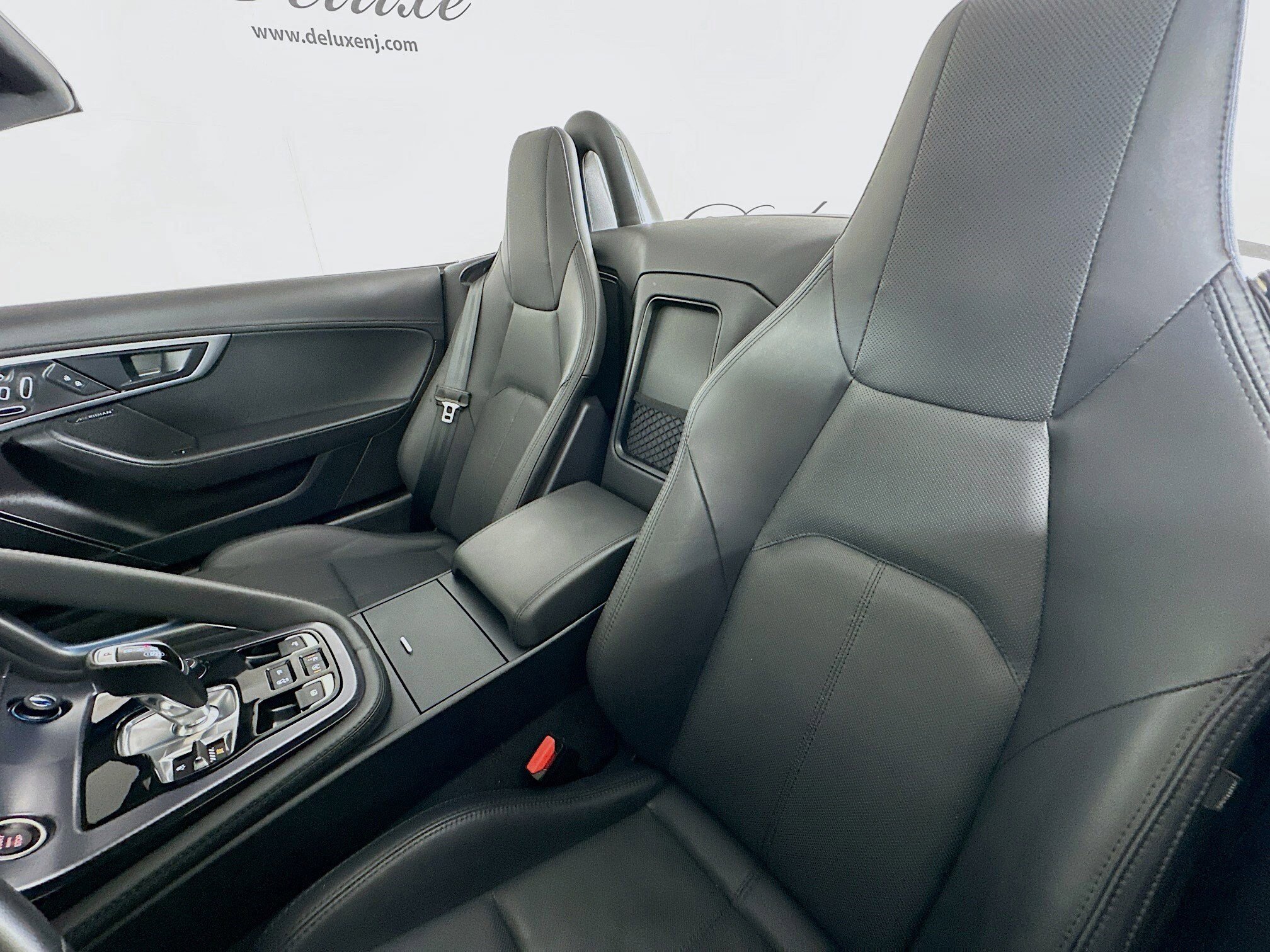 Used 2024 Jaguar F-TYPE R-Dynamic RWD image 21