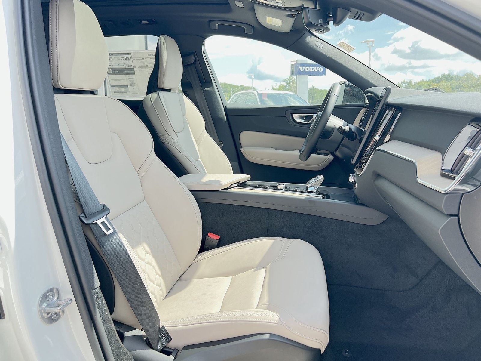 New 2026 Volvo XC60 B5 Plus w/ Protection Package Premier AWD/4WD image 33