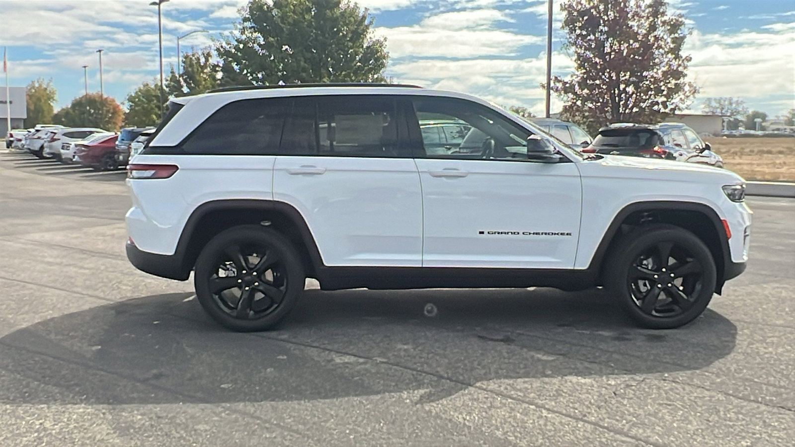 New 2025 Jeep Grand Cherokee Altitude image 2