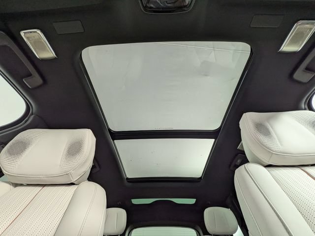 New 2027 Cadillac Vistiq Luxury w/ LPO, Floor Liner Package AWD/4WD image 7