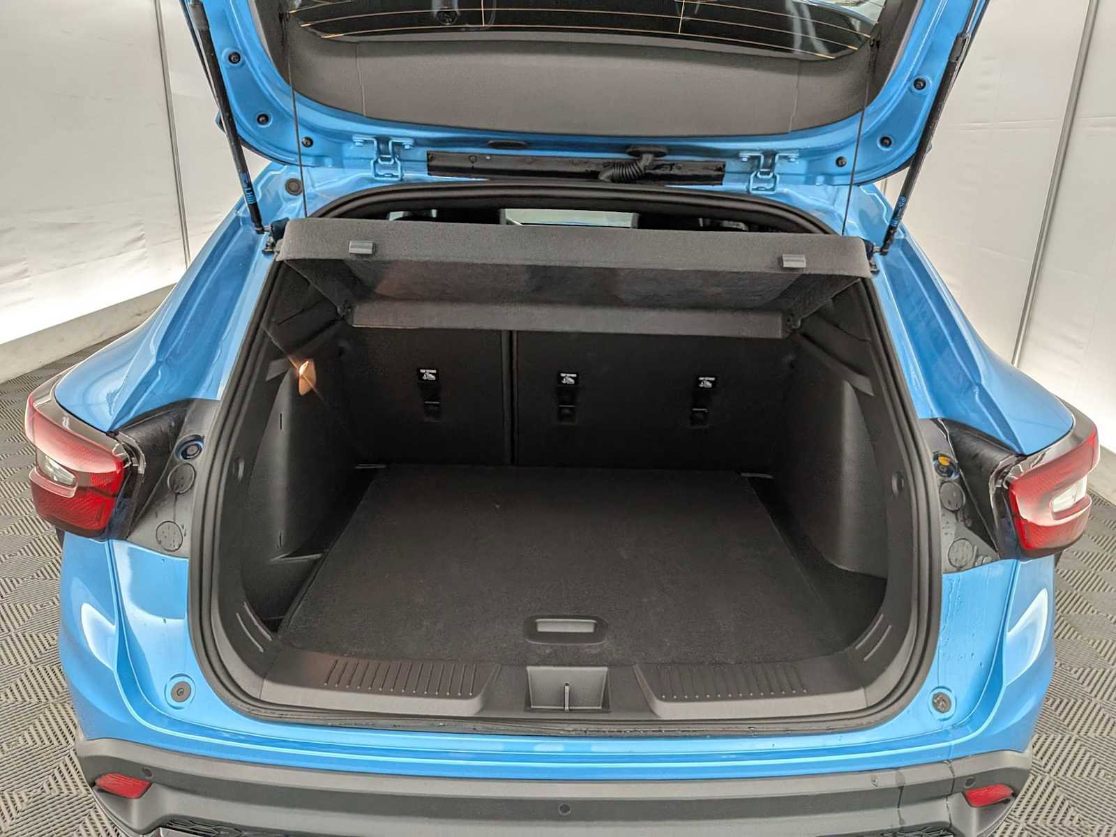 New 2025 Chevrolet Trax RS w/ Sunroof Package image 33