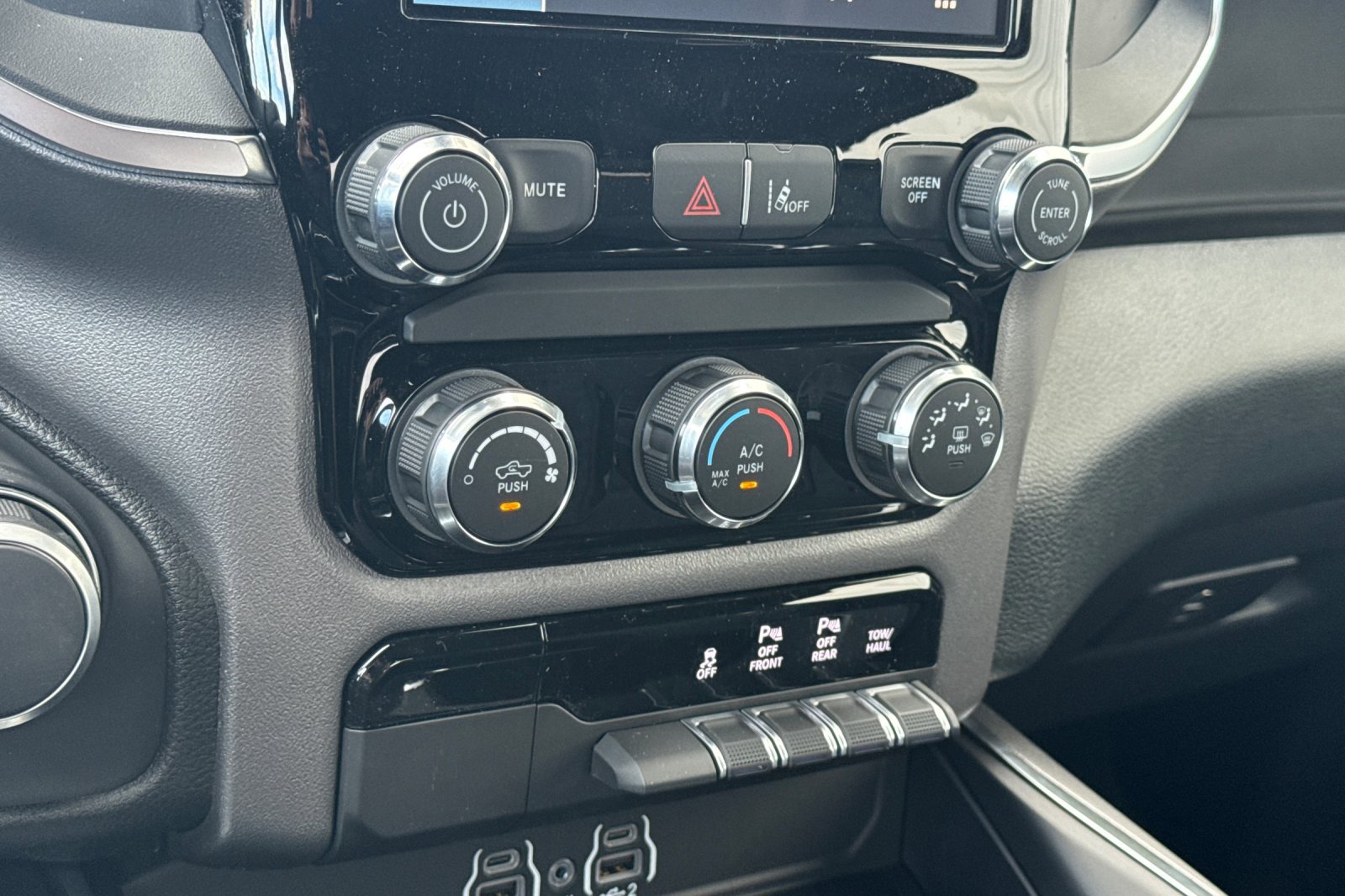 New 2026 RAM 1500 4x4 Crew Cab image 18