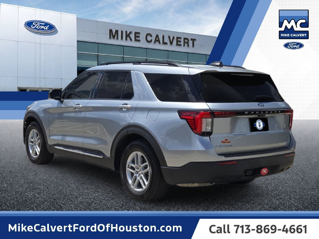 Used 2025 Ford Explorer Active RWD image 2