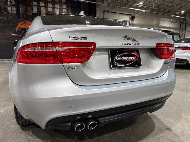 Used 2017 Jaguar XE Premium image 40