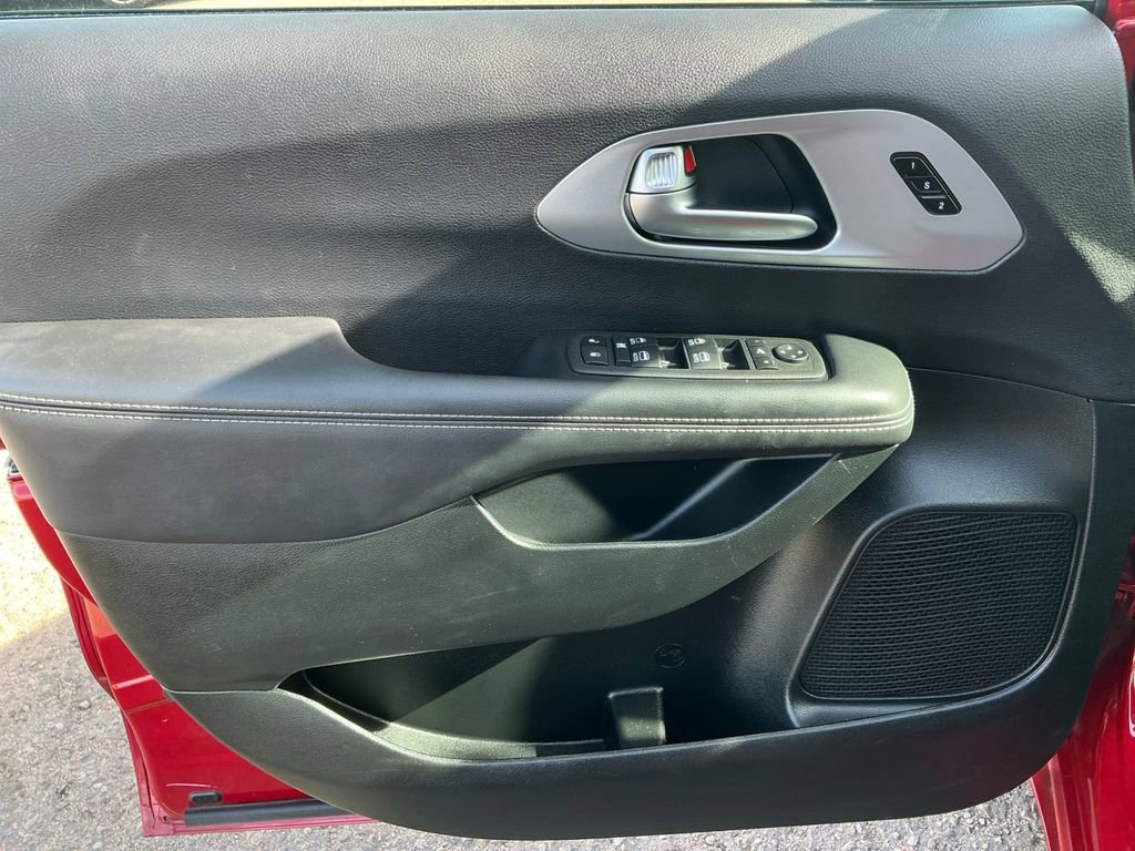 Used 2025 Chrysler Pacifica Limited image 25