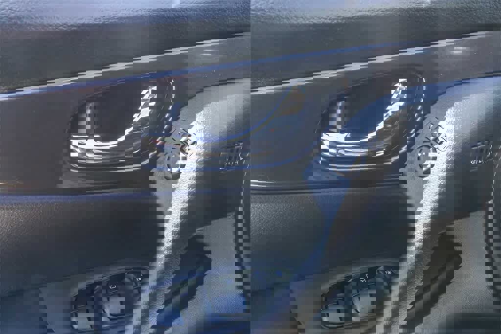 Used 2020 Nissan Rogue SV w/ Premium Package image 17