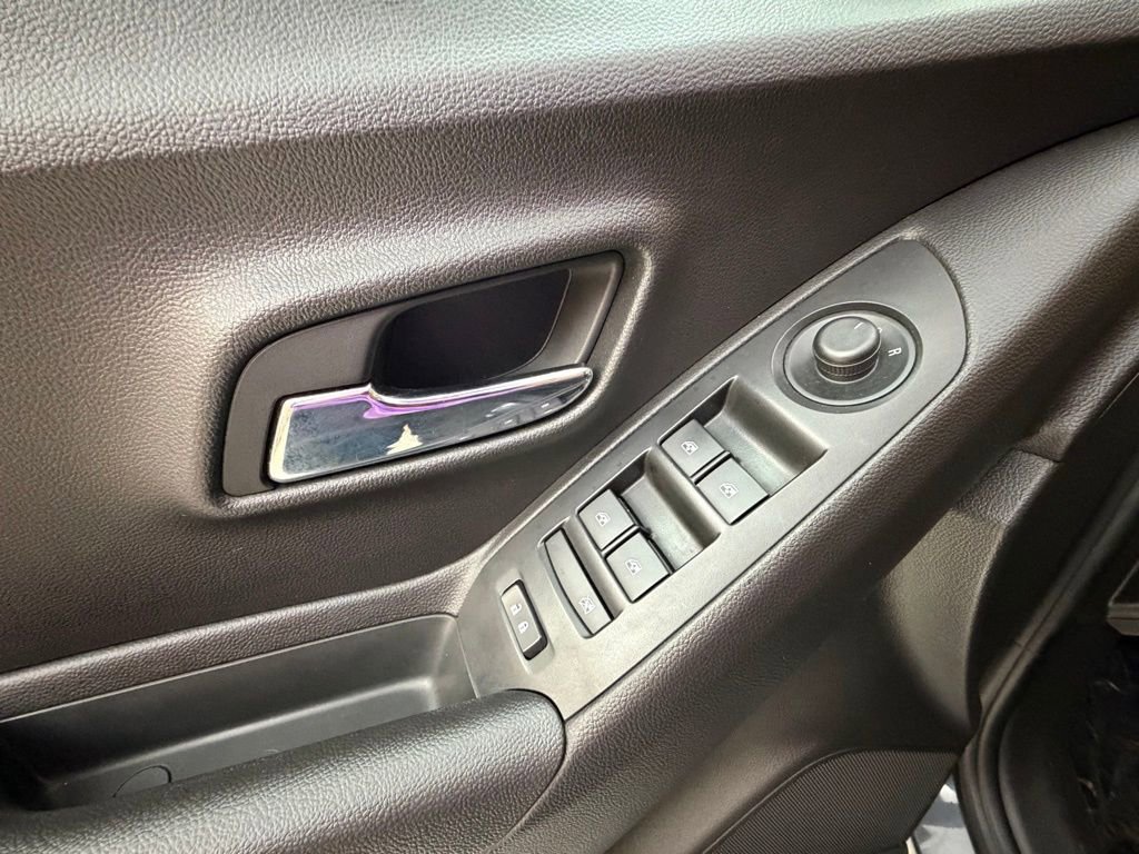 Used 2018 Chevrolet Trax LT w/ LT Convenience Package image 25