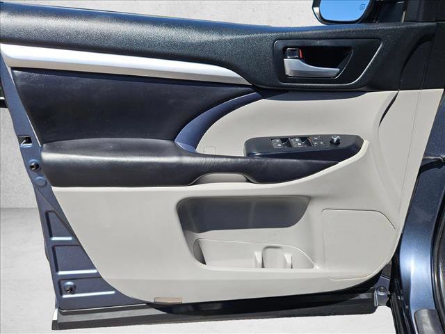 Used 2018 Toyota Highlander XLE image 12