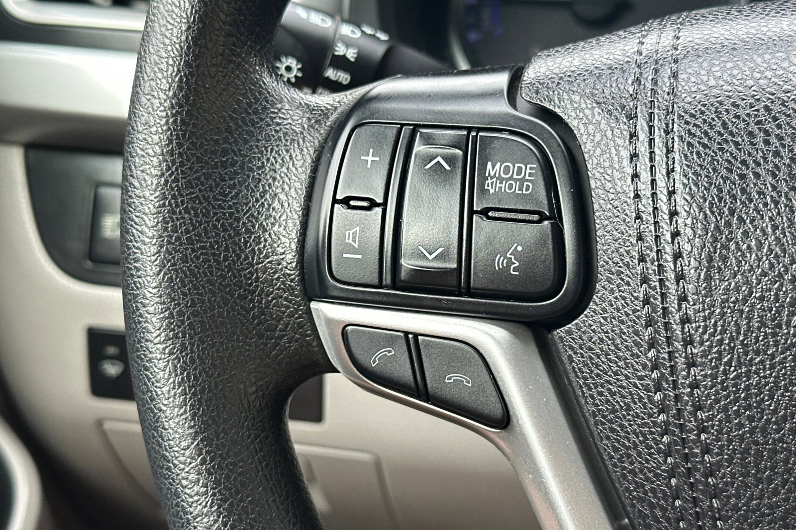 Used 2018 Toyota Highlander LE w/ Carpet Mat Package (TMS) AWD/4WD image 27