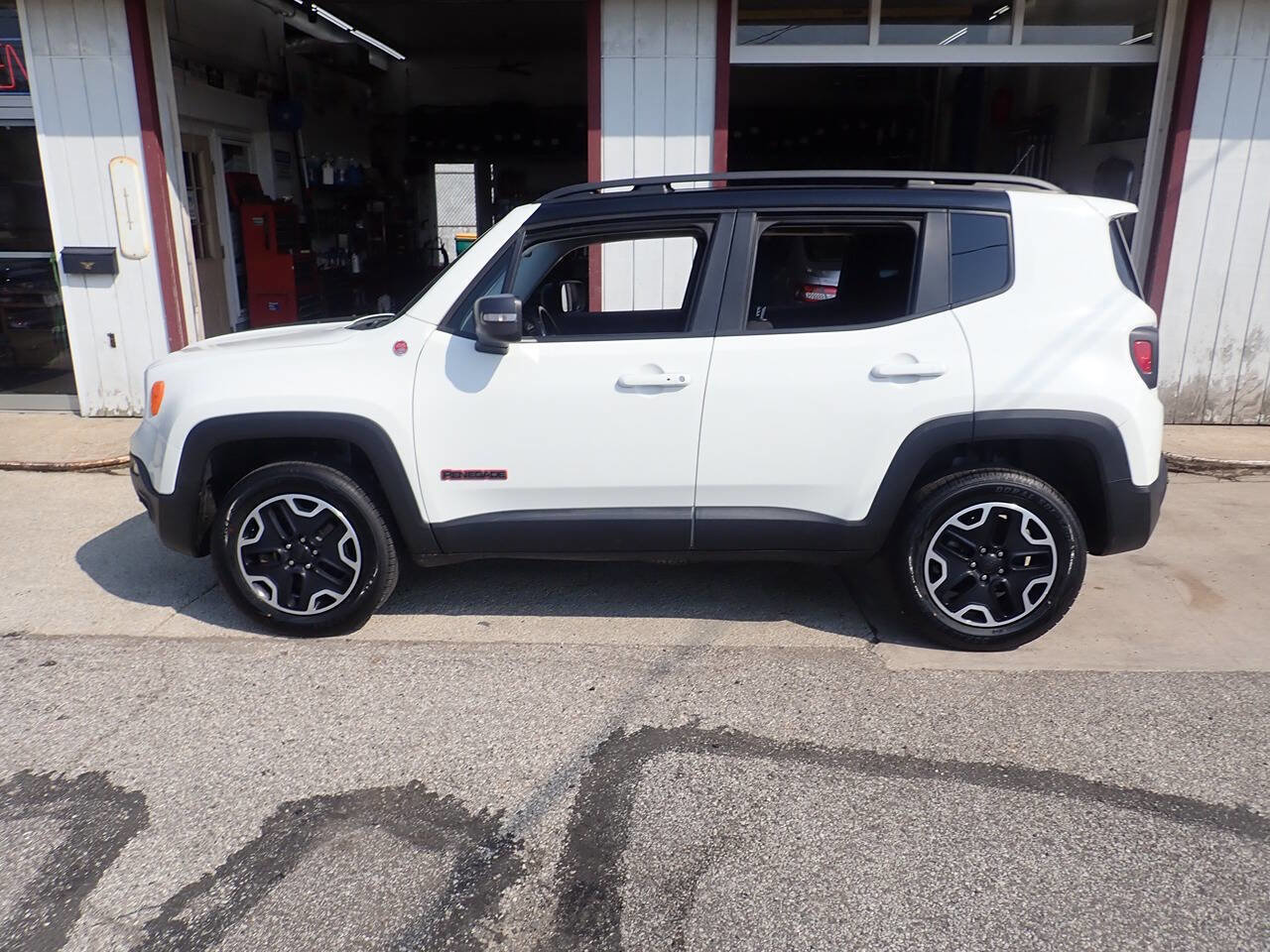 Used 2016 Jeep Renegade Trailhawk w/ Cold Weather Group image 19