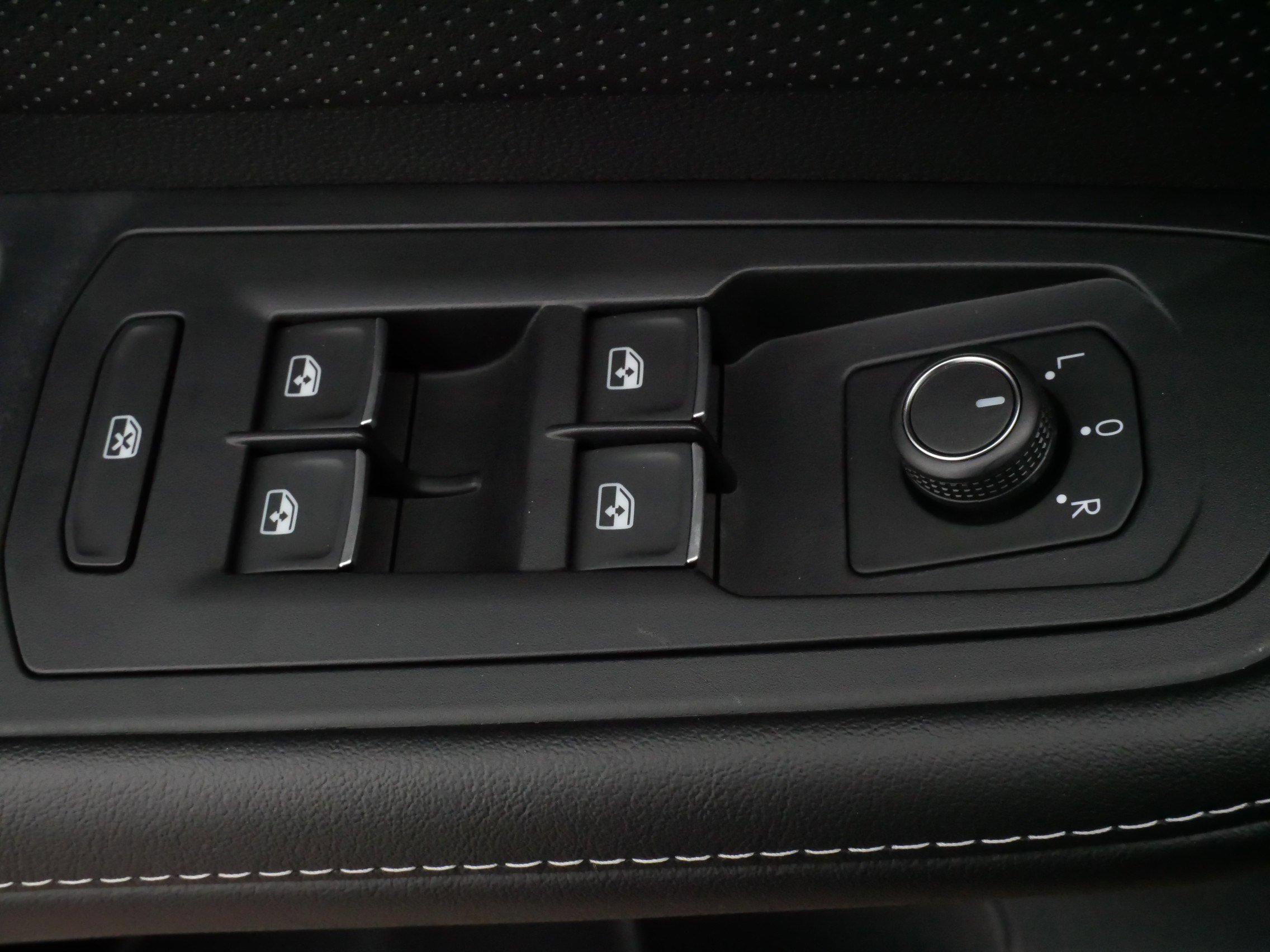 Used 2024 Volkswagen Atlas Cross Sport SE image 19