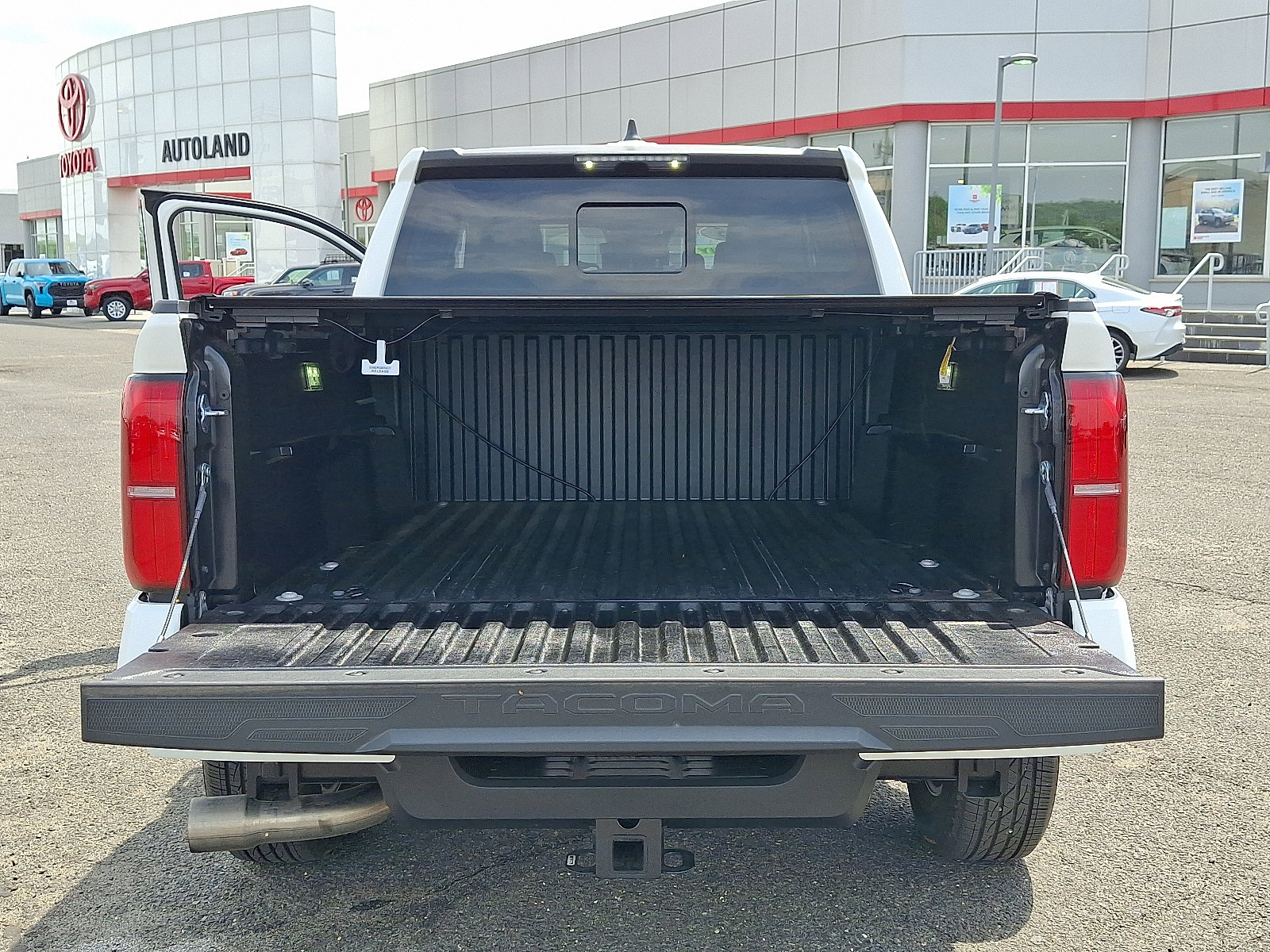 Used 2025 Toyota Tacoma SR5 w/ SR5 Upgrade Package AWD/4WD image 29