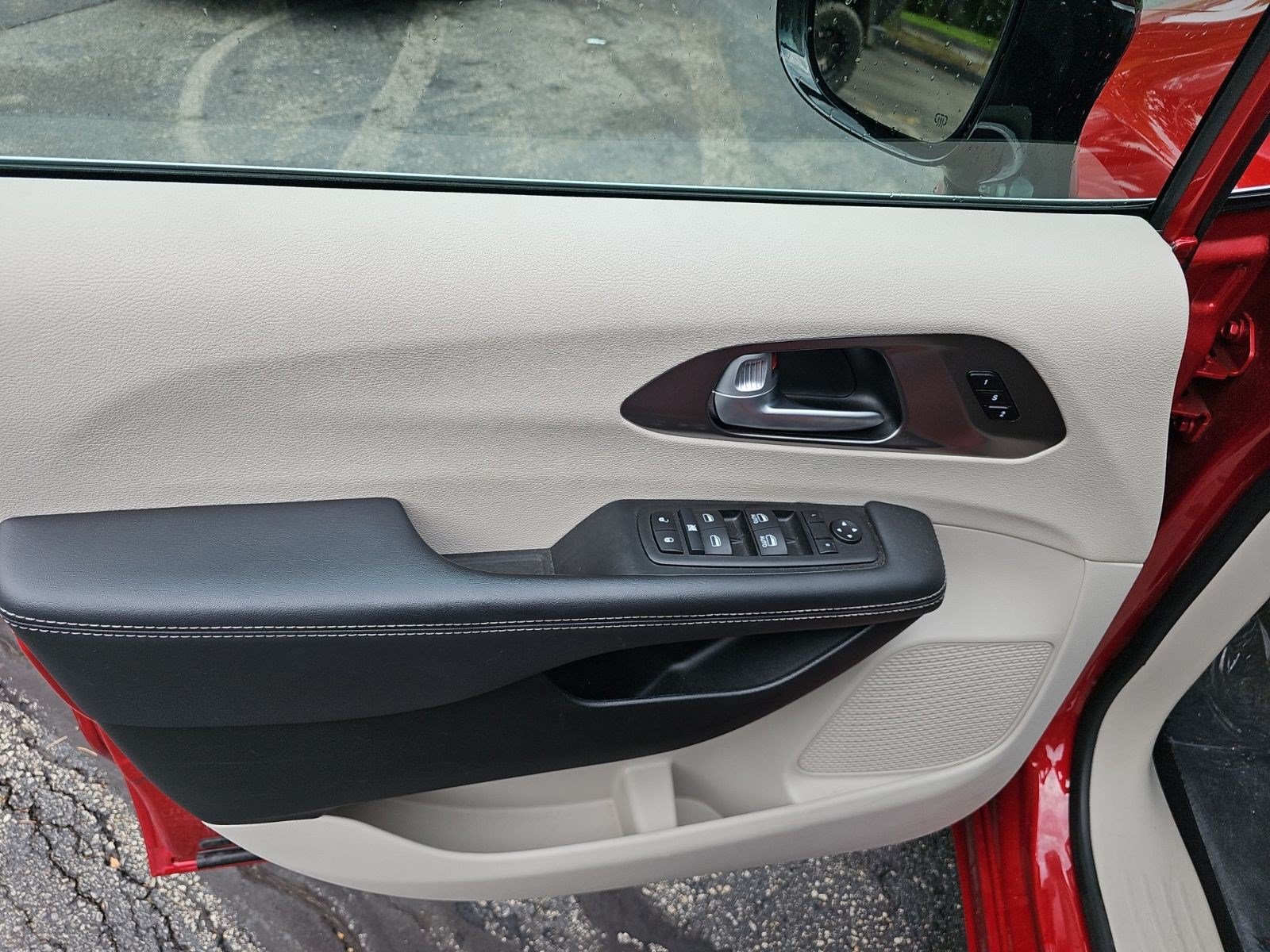 Used 2024 Chrysler Pacifica Touring-L FWD image 19