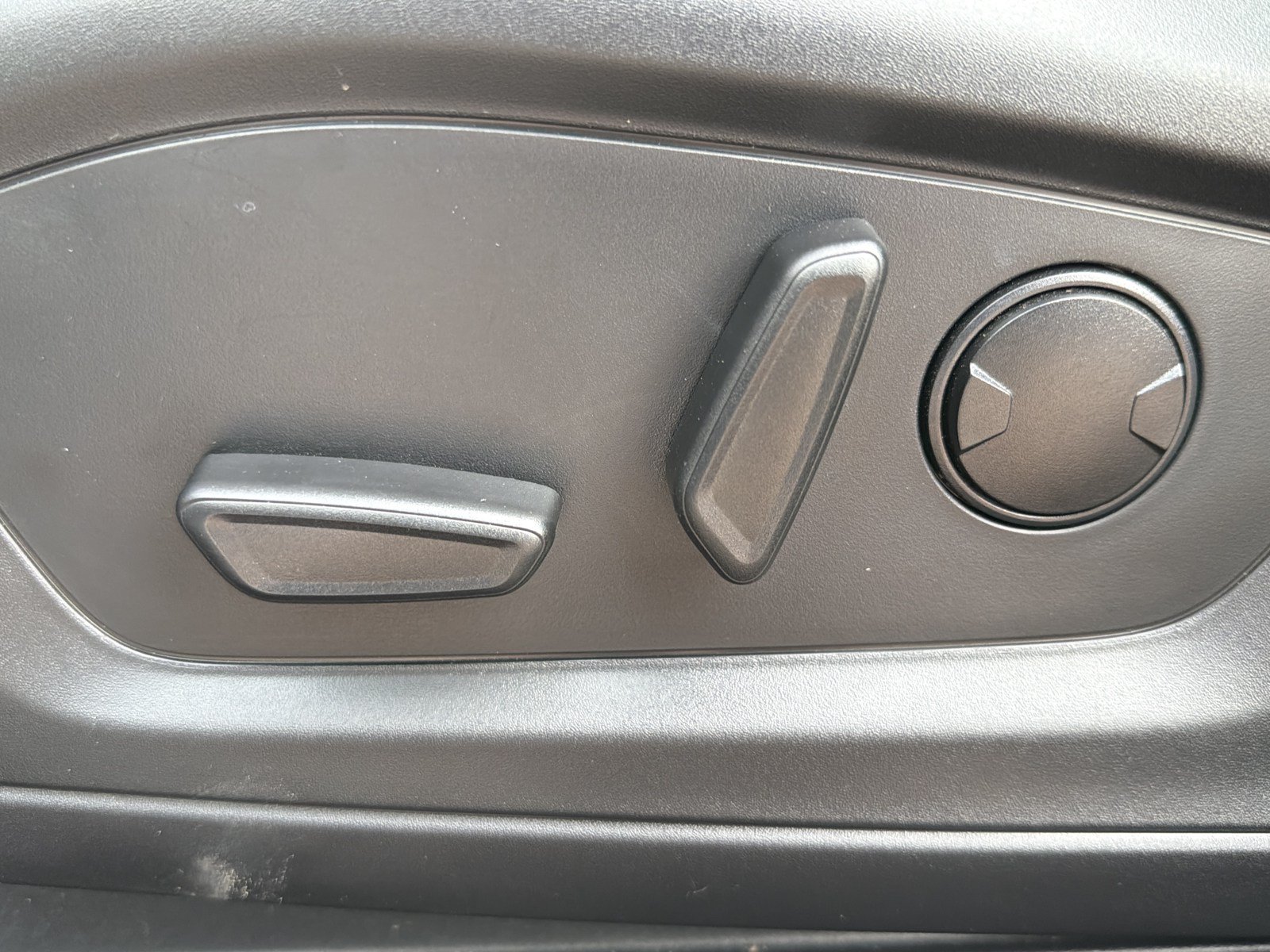 Used 2025 Ford Explorer Active AWD/4WD image 19