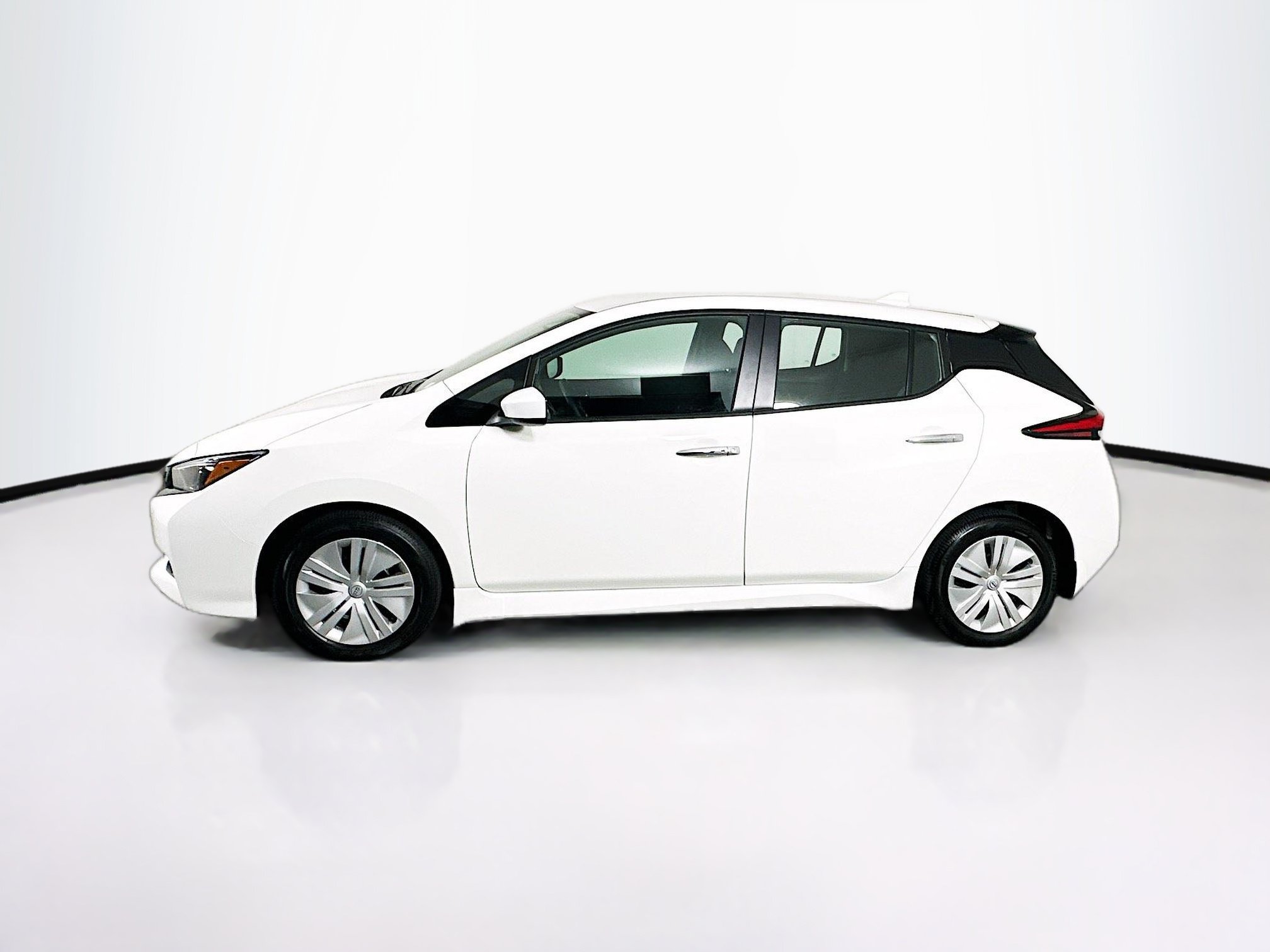 Used 2025 Nissan Leaf S FWD image 4