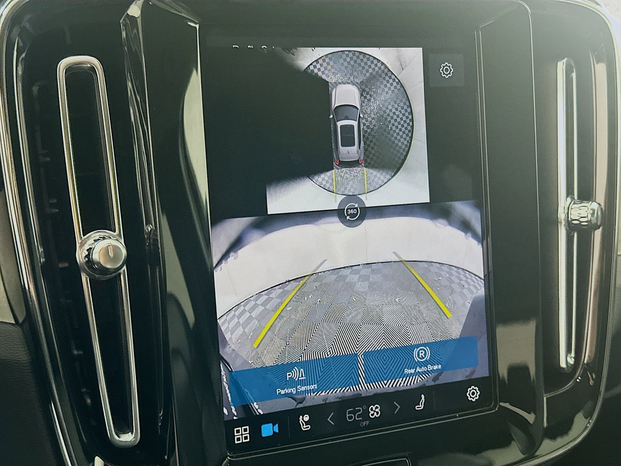 Used 2024 Volvo XC40 B5 Plus w/ Climate Package image 22