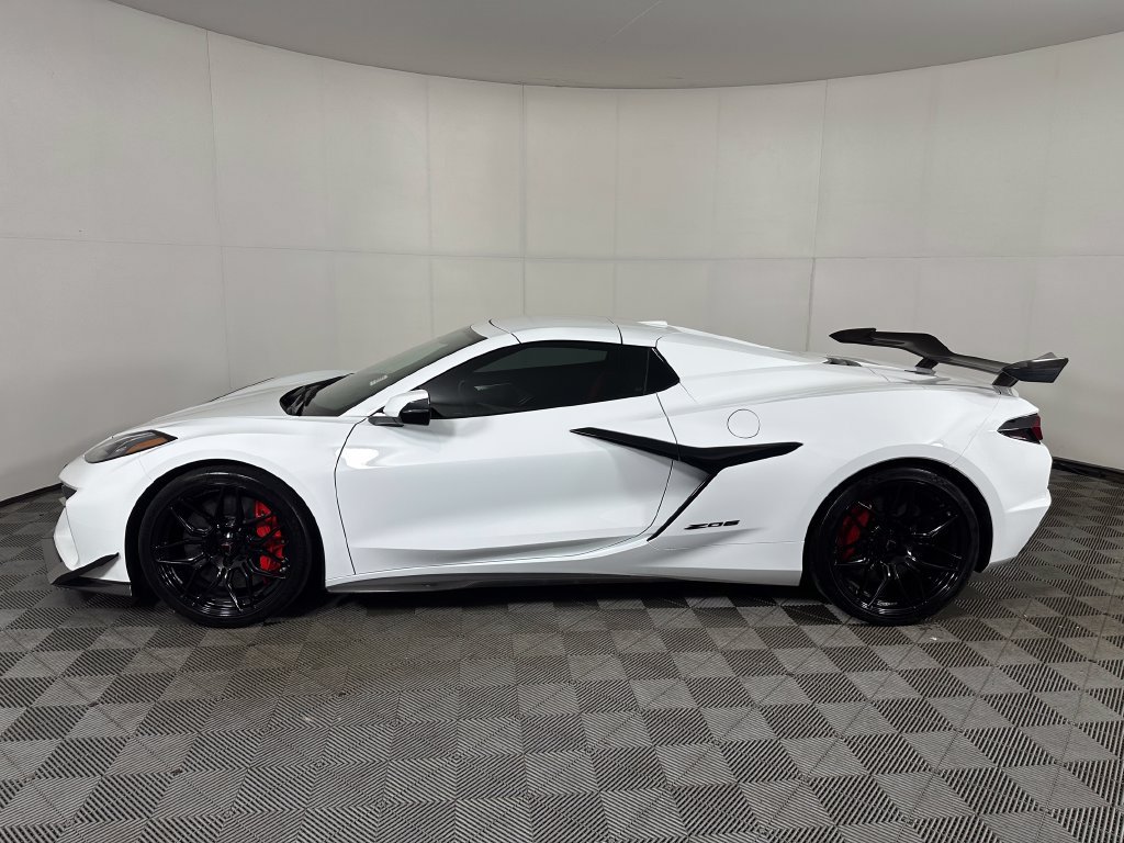 Used 2024 Chevrolet Corvette Z06 w/ Z07 Performance Package RWD image 2