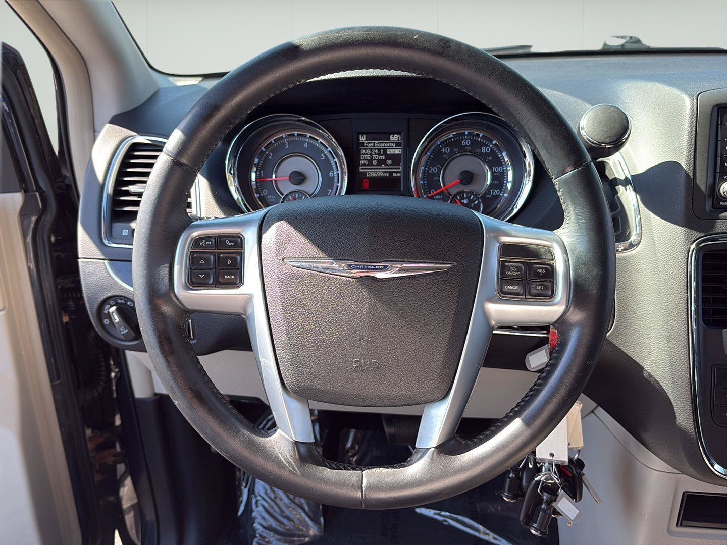 Used 2013 Chrysler Town & Country Touring FWD image 7