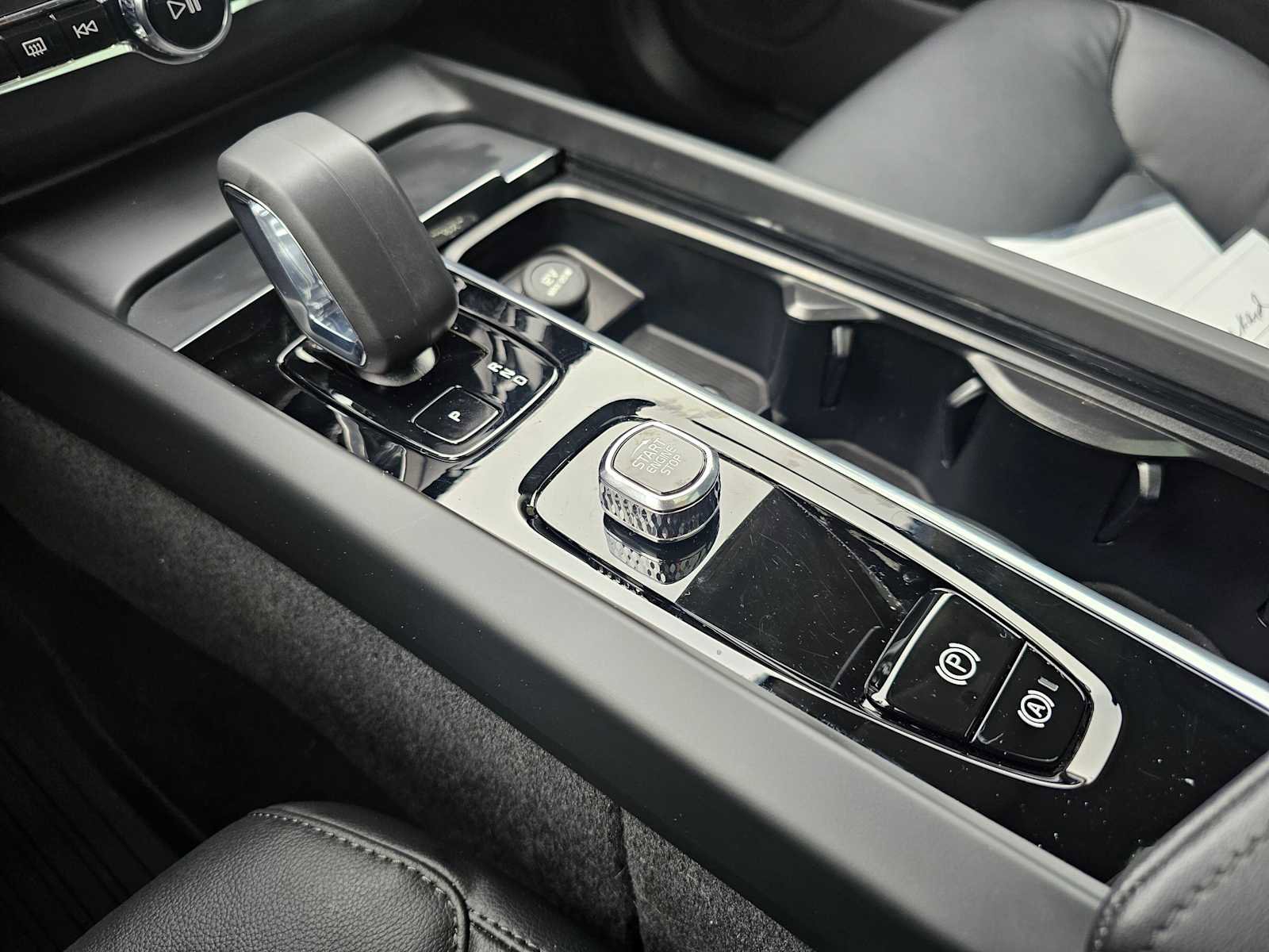 Certified 2025 Volvo XC60 B5 Core w/ Protection Package Premier image 31