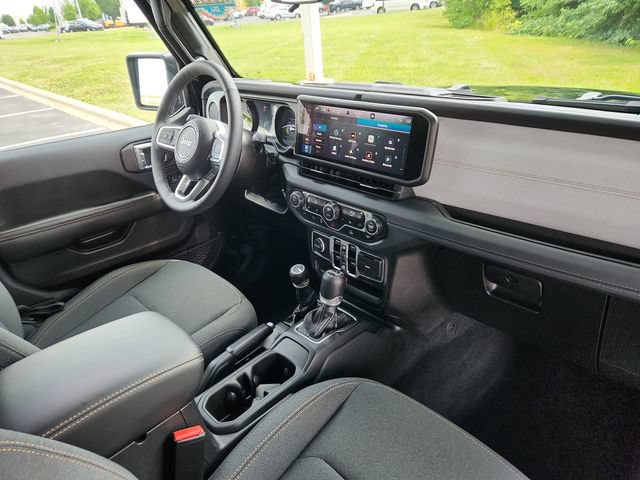 Used 2025 Jeep Wrangler Unlimited Sahara AWD/4WD image 33