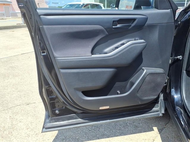 Used 2023 Toyota Highlander LE image 20