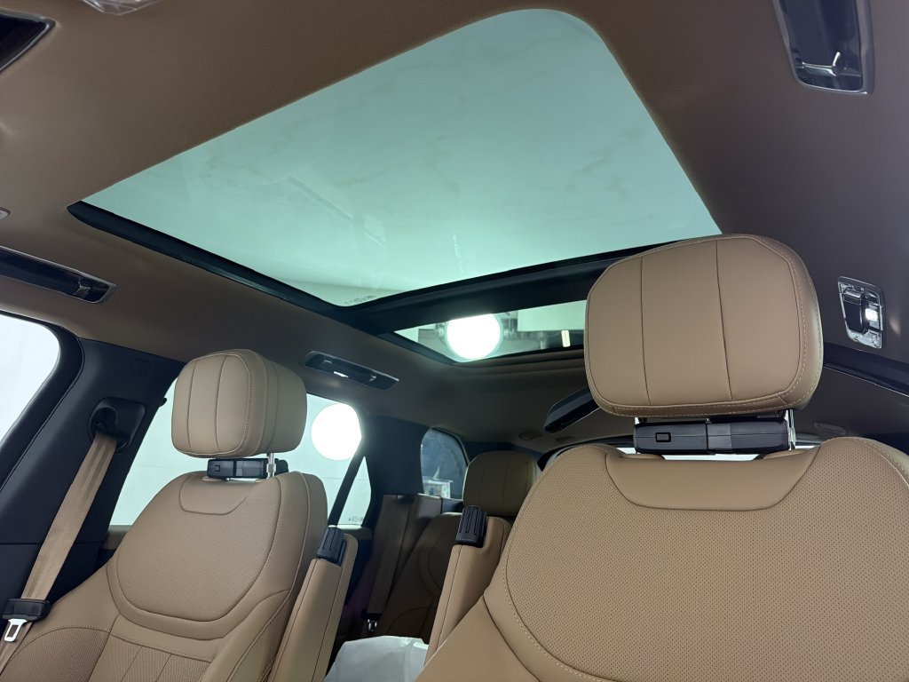 New 2027 Land Rover Range Rover Sport SE AWD/4WD image 16