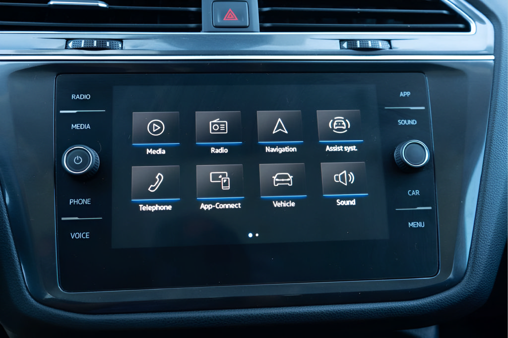 Used 2022 Volkswagen Tiguan SE w/ Panoramic Sunroof Package FWD image 22