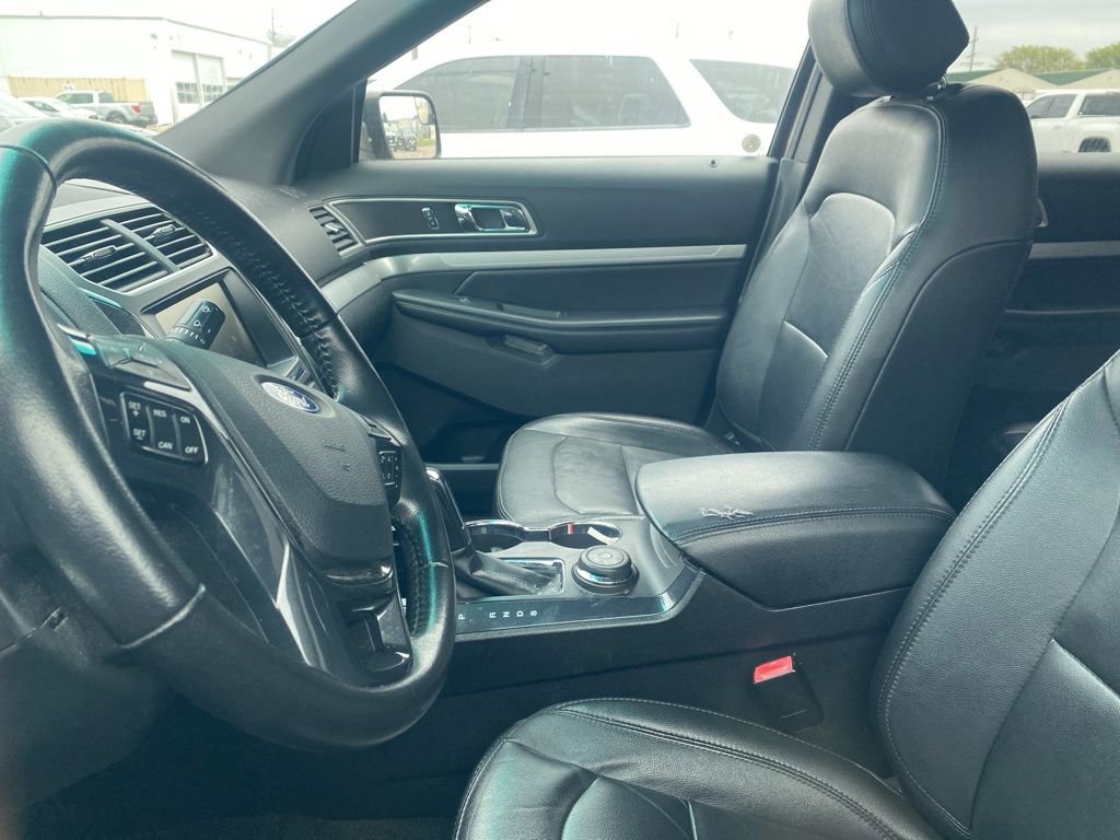 Used 2016 Ford Explorer XLT w/ Equipment Group 202A AWD/4WD image 13