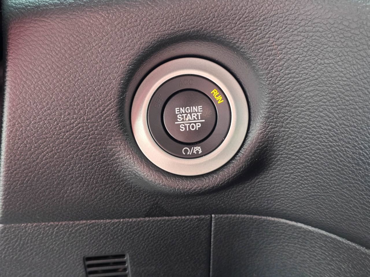 Used 2025 Chrysler Pacifica Select FWD image 19