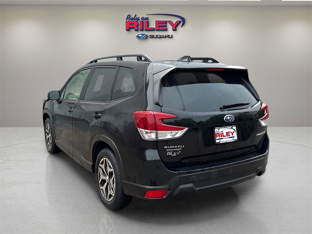 Used 2023 Subaru Forester Premium image 3
