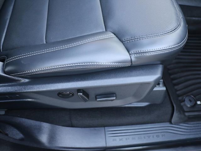 Used 2025 Ford Expedition Max Platinum w/ Stealth Appearance Package image 10