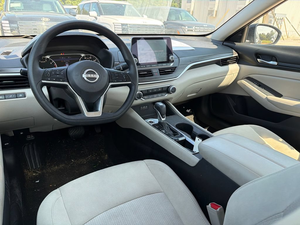 Used 2025 Nissan Altima 2.5 SV FWD image 17