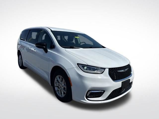 Used 2024 Chrysler Pacifica Touring-L FWD image 7