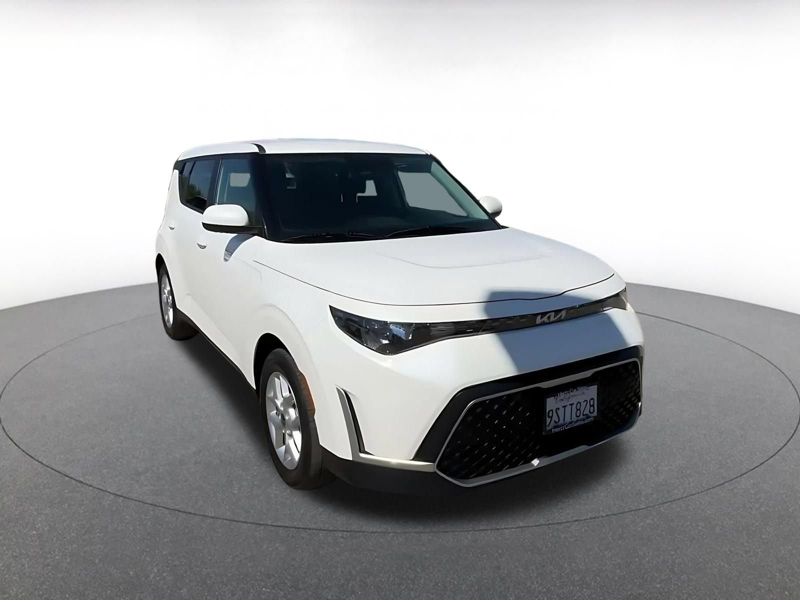 Used 2025 Kia Soul LX w/ LX Technology Package FWD image 3