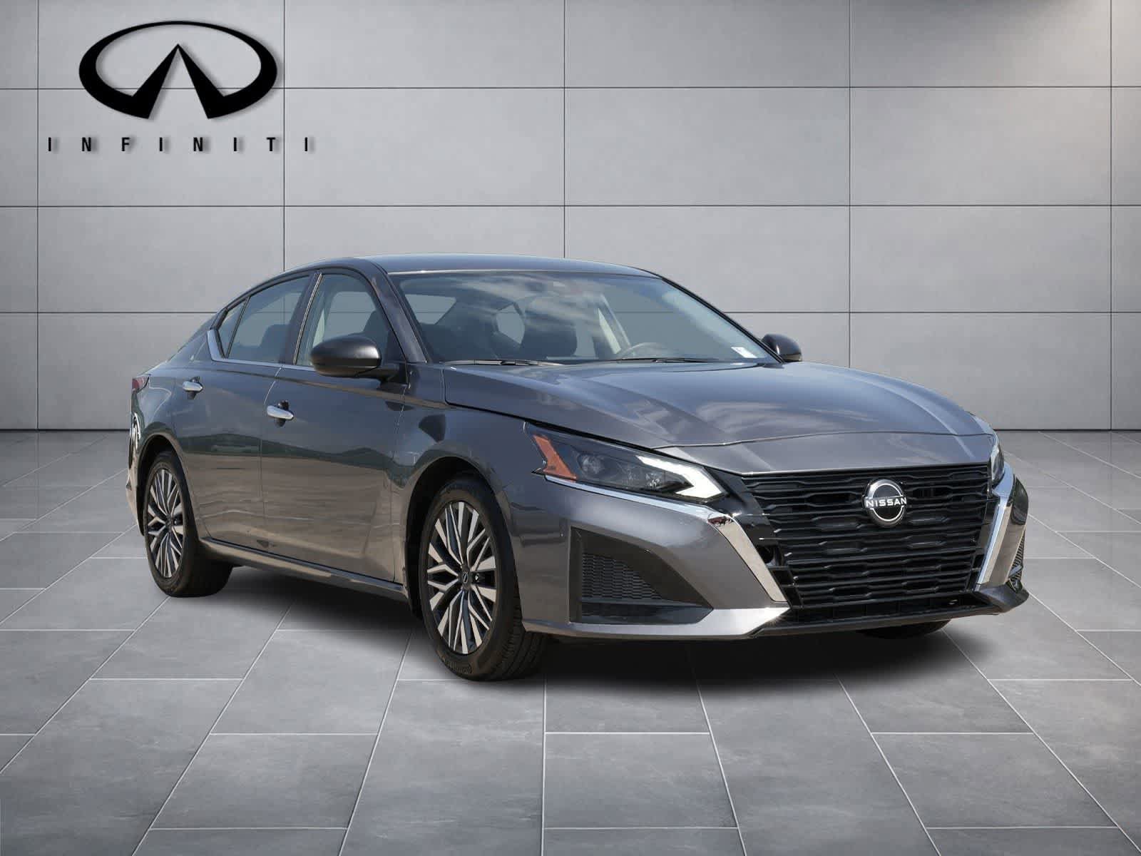 Used 2024 Nissan Altima 2.5 SV FWD image 3